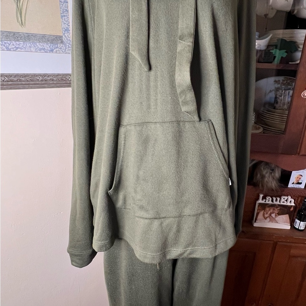 Koolaburra by UGG lounge set like new! Size large.